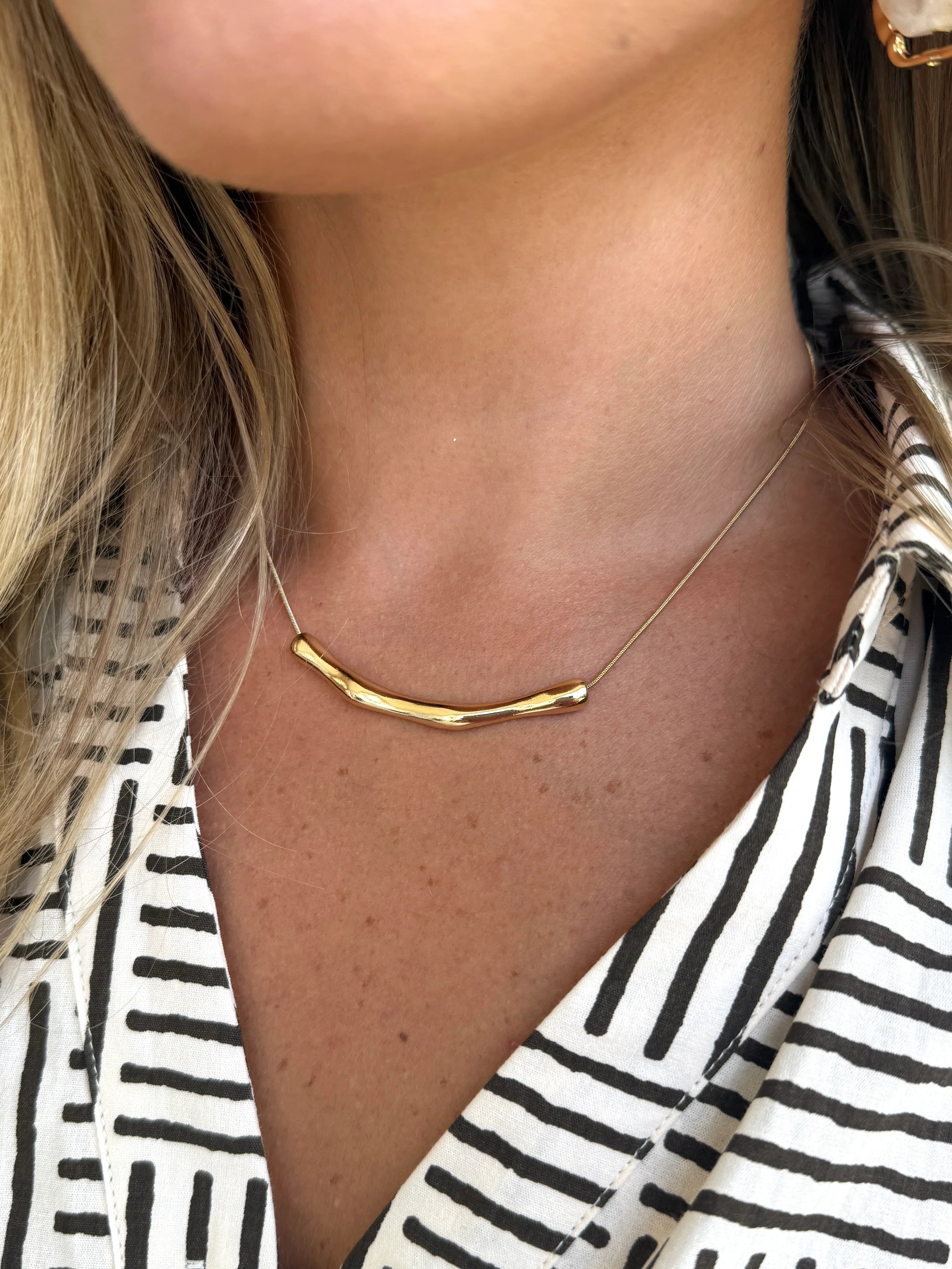 Curved Bar Necklace (Gold) - Sassy and Southern